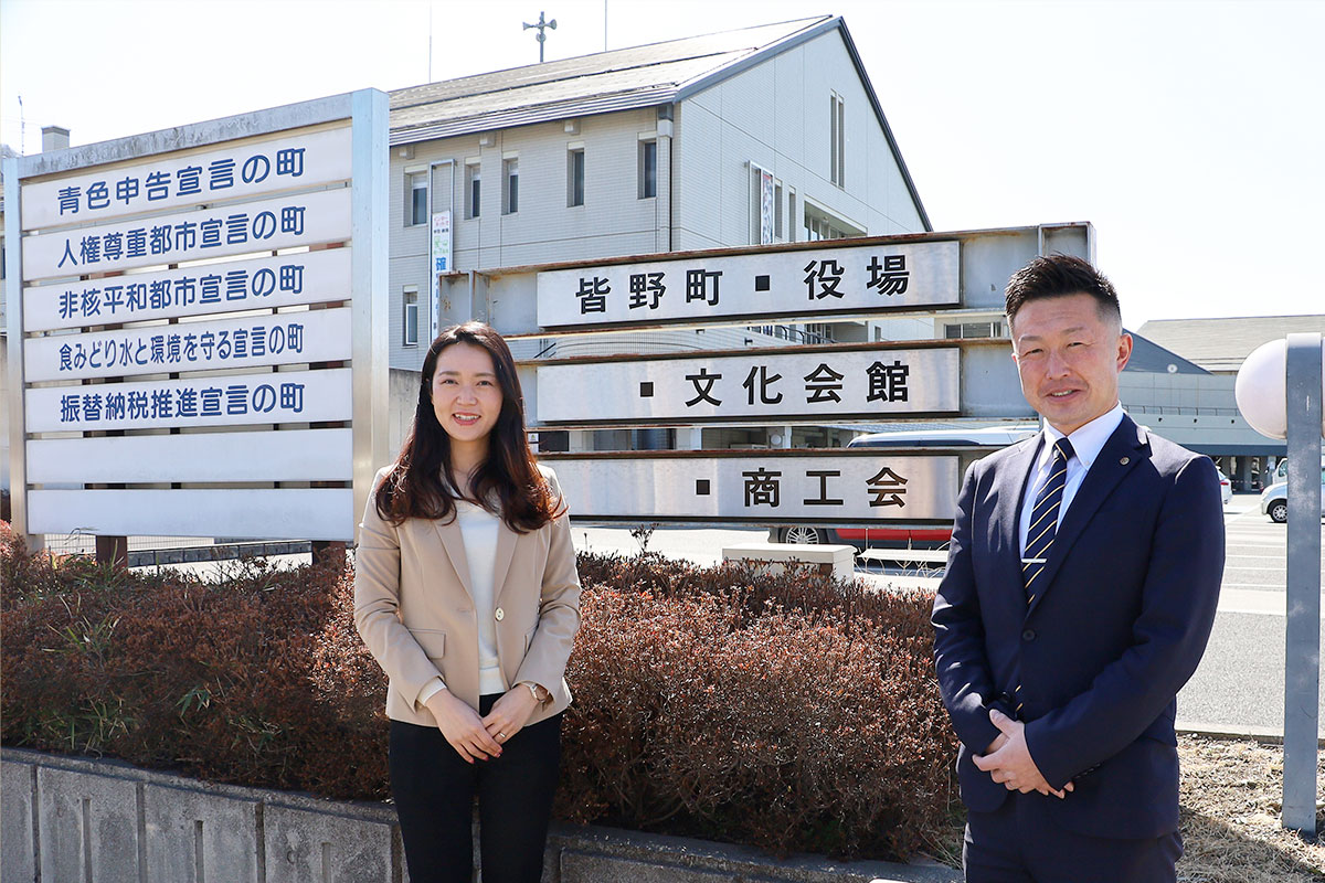 弊社・花木（左）と指導主事兼主幹 山中 崇様（右）
※感染予防のため、写真撮影の瞬間だけマスクを外していただきました｡