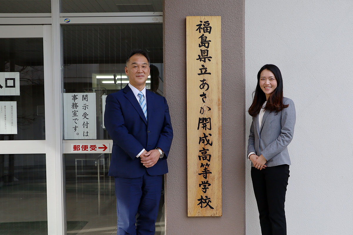 教頭 荒 義紀様（左）と弊社・花木（右）