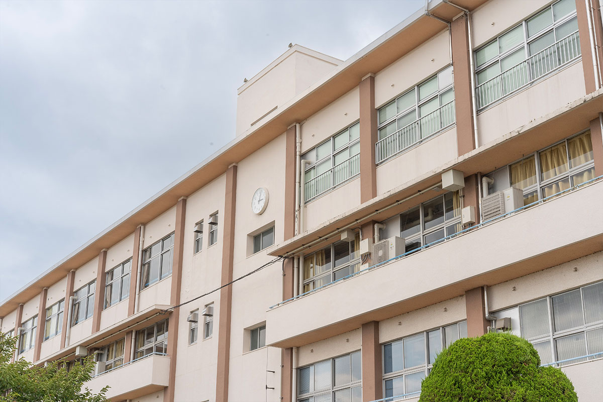 やまと小学校 校舎とスクールバス