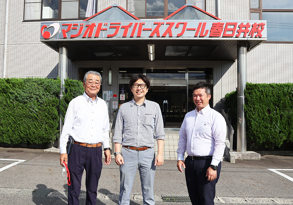 深谷秀明様（左）、弊社・麓（中）と三宅悠介様（右）