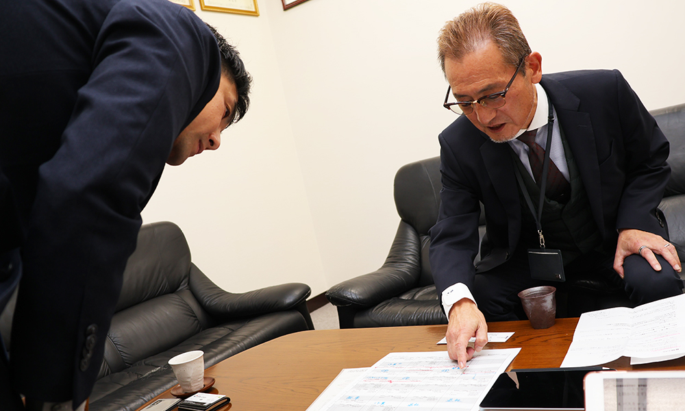 弊社・清陀と打ち合わせをする塚越様