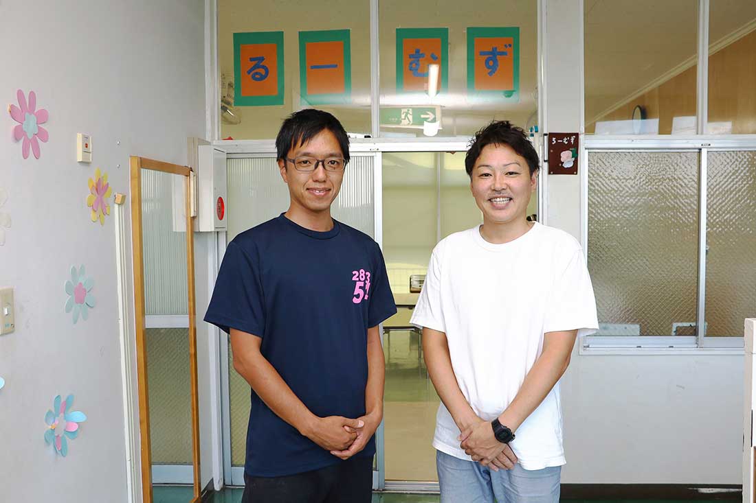 平本大輔副園長（左）と弊社齊藤（右）