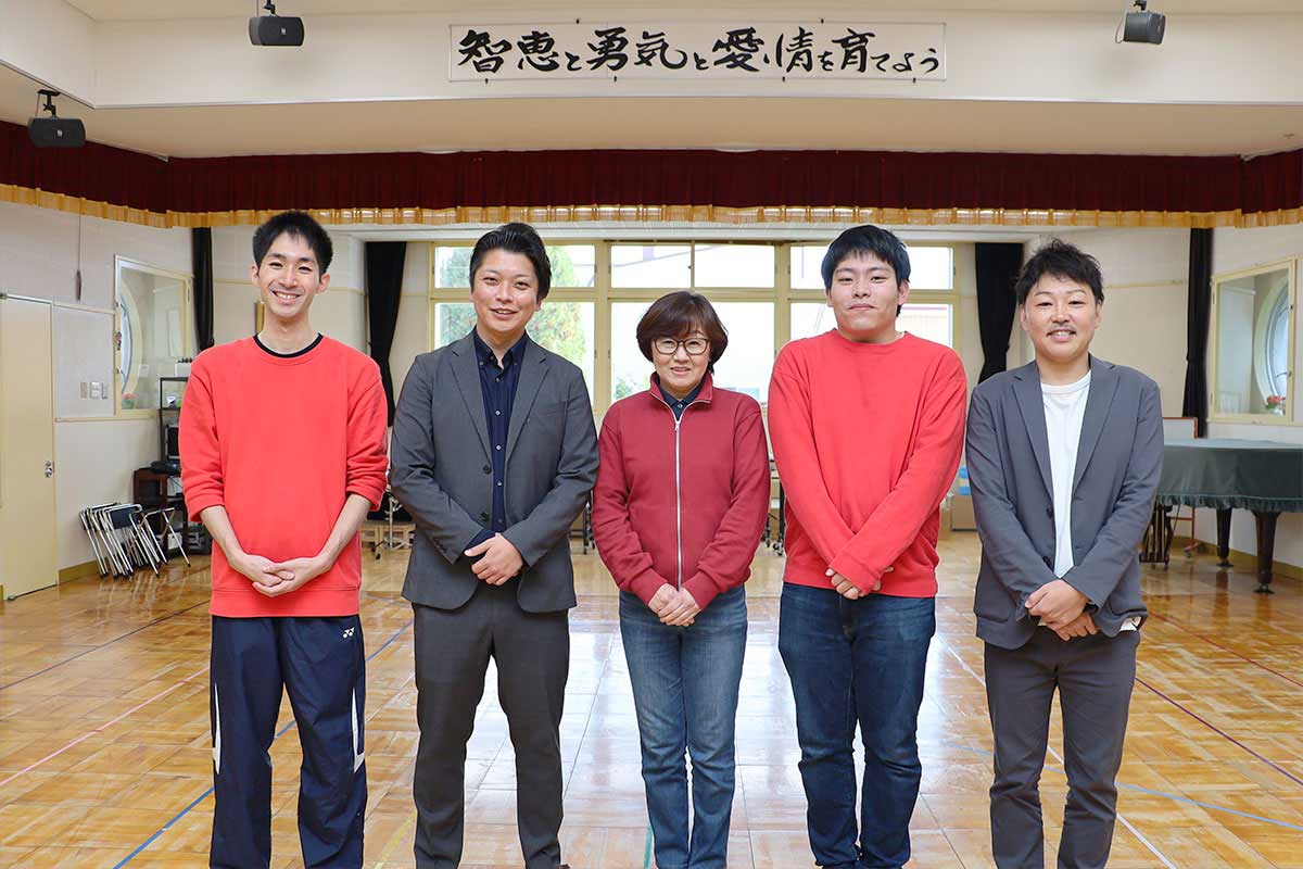 クラーク幼稚園 園長　秋元仁様（中左）､氏橋貴子様（中）､葛西悠紀様（中右）､　梅沢言様（左）と弊社・齊藤（右）