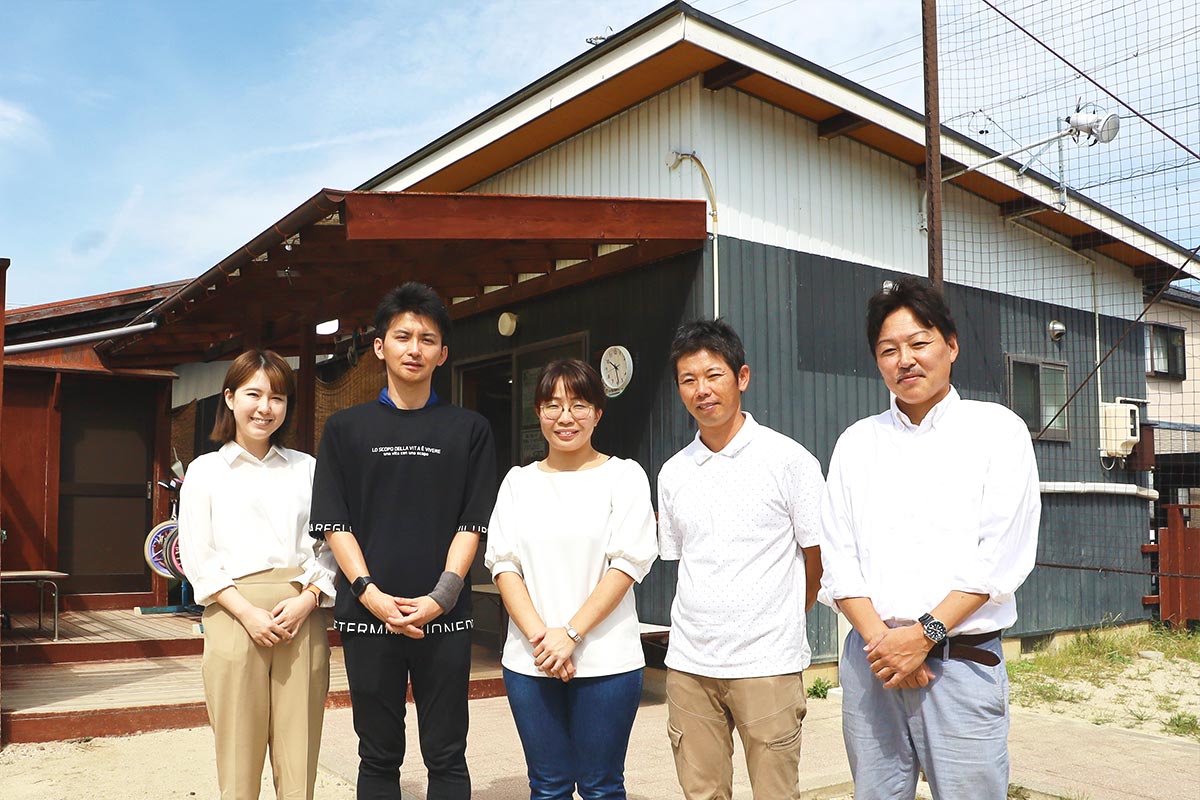 平野様（中央）、神谷様（中左）、深谷様（中右）と弊社・齊藤（右）、長田（左）