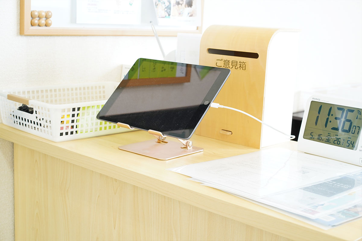 月間240枚の印刷コスト削減、入退室管理の手間は約3分の1に