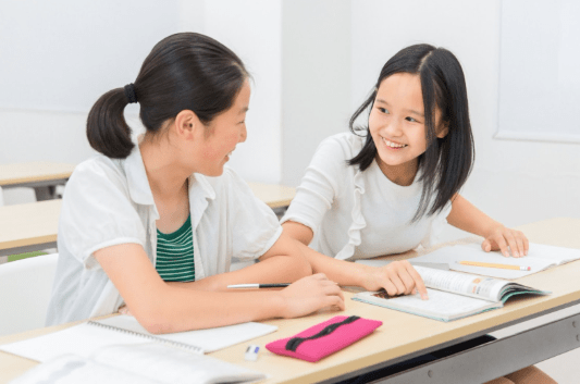 学童保育の現場で、特に悩みの声が多いのが高学年との関わりです。筆者も、距離が縮まらずに戸惑った経験があります。