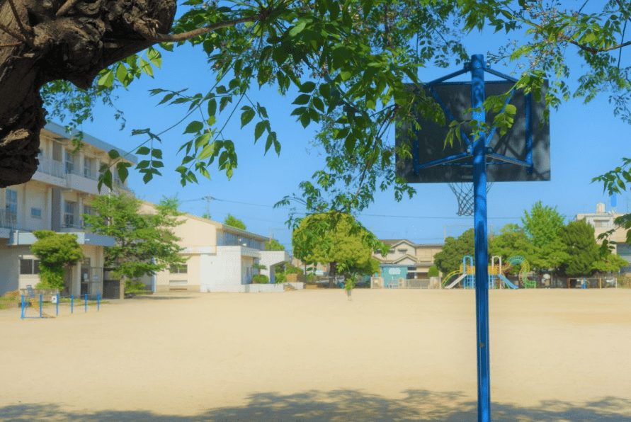 自治体が設置する公設学童は、利用料金が比較的抑えられていることから、多くの家庭で検討されています。