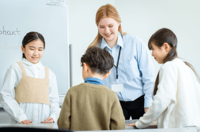 公設学童への入所が難しい場合や、より充実したサービスを求める場合の選択肢となるのが民間学童（アフタースクール）です。民間企業やNPO法人などが運営しており、公設に比べて利用ルールが比較的柔軟で、家庭ごとのニーズに合わせやすい点が特徴です。