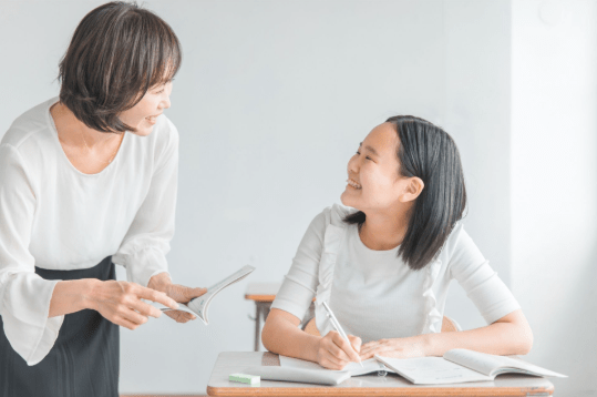 まずは、無資格で働く場合の立場と、有資格者との違いを整理します。