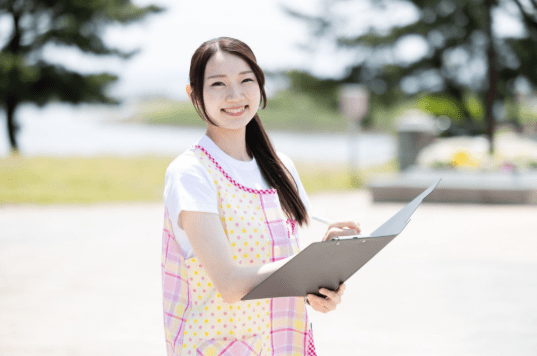 学童保育の現場では、放課後児童支援員以外にも役立つ資格が数多くあります。ここでは、採用や現場で評価されやすい、代表的な資格を4つ紹介します。