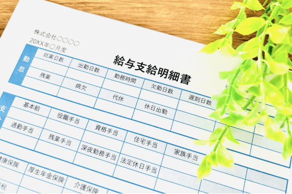 ここでは、資格による給料の違いや、施設側のメリットを解説します。