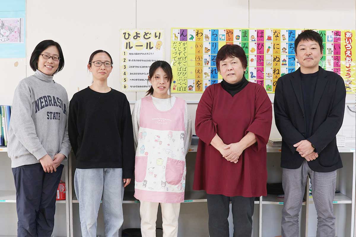 小沼みはる様（中右）と岡田桐子様(左)、杉本いづみ様(中)、桔梗綾菜様(中左)、弊社・齊藤（右）