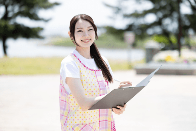 ここからは、学童でこどもたちを迎える職員の方に向けて、慣らし期間の関わり方を解説します。新一年生が安心して過ごせるよう、現場で取り入れやすい支援のコツを紹介します。