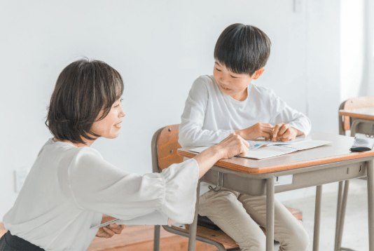 ここまで、学童保育指導員の大変さや悩みについて紹介してきましたが、「こどもの成長を近くで見守れることにやりがいを感じる」という職員も多くいます。

ここからは、学童保育指導員のやりがいと、無理なく長く働くためのポイントを紹介します。
