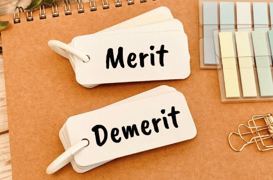 送迎保育ステーションは待機児童対策や保護者の就労支援として注目されていますが、導入や利用を考える際は、メリットだけでなくデメリットも理解しておくことが大切です。