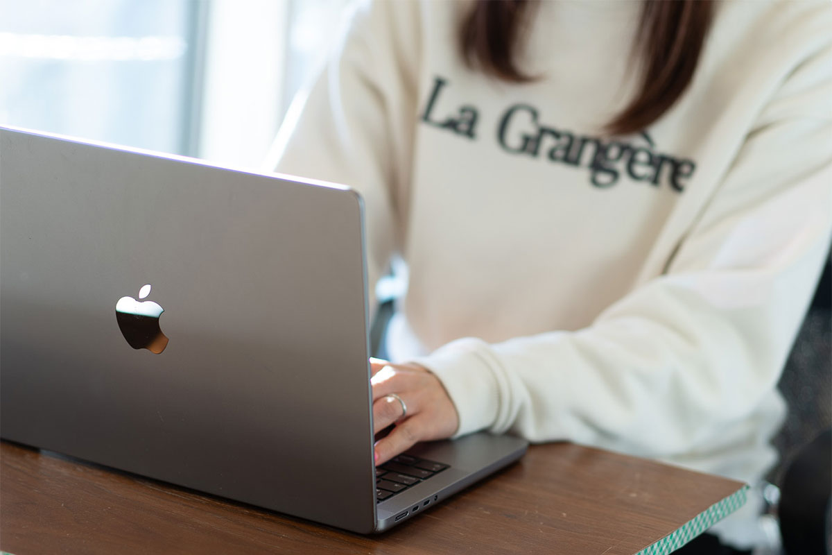 レッスンの振替や月謝の未払いの対応が不要になったことで、受付に常に人が立っている必要がなくなり、yucaさんはリモート勤務ができるように。