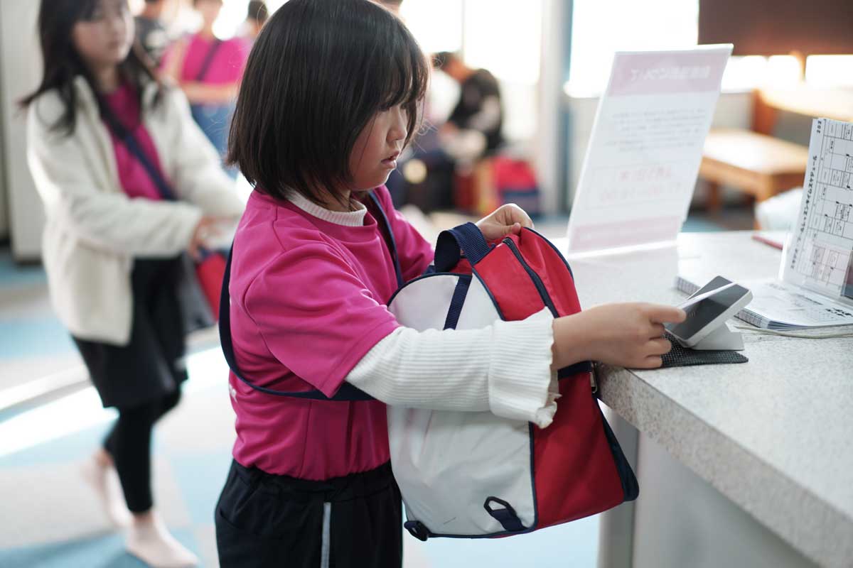 ICカードをカードリーダーにタッチして、出席・入退館を管理しています