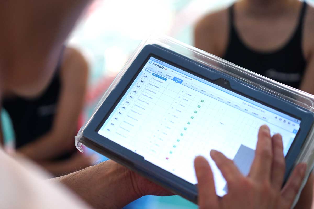 タブレットを使用し、プールサイドで出欠登録を行う様子。
アプリで入力された欠席や振替の情報が自動で反映されます。