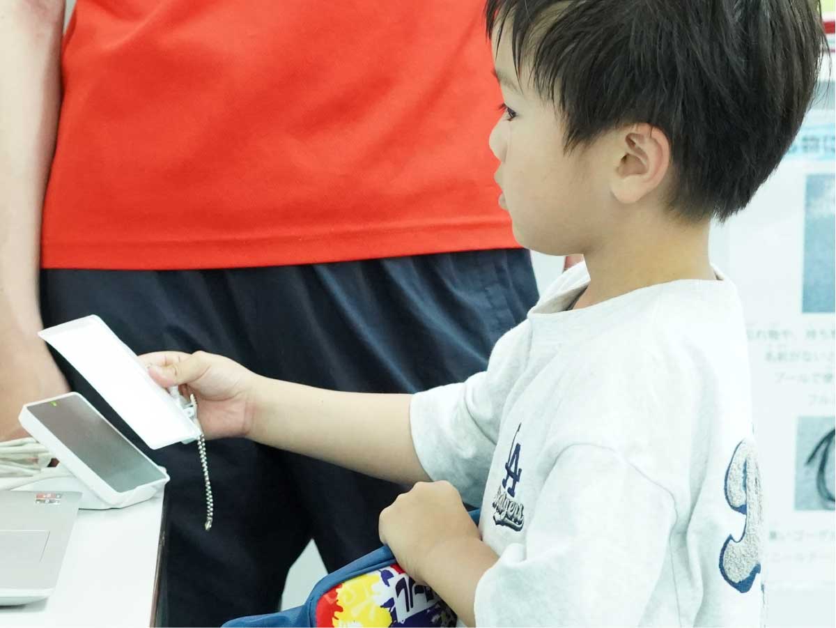 ICカードを使って入退館の打刻をする様子。
出席名簿に「出席」の判定が入り、保護者アプリに「入館しました」の通知が送られます。