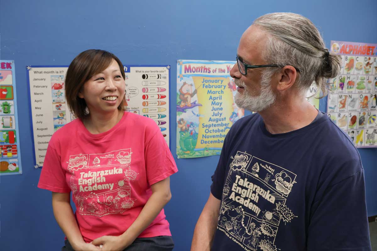 代表のハドソン静香様（左）と校長のジェフ様（右）