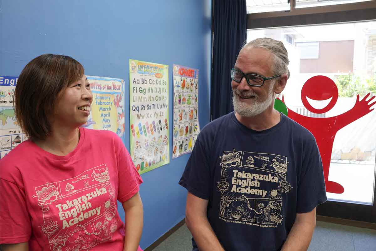 代表のハドソン静香様（左）と校長のジェフ様（右）