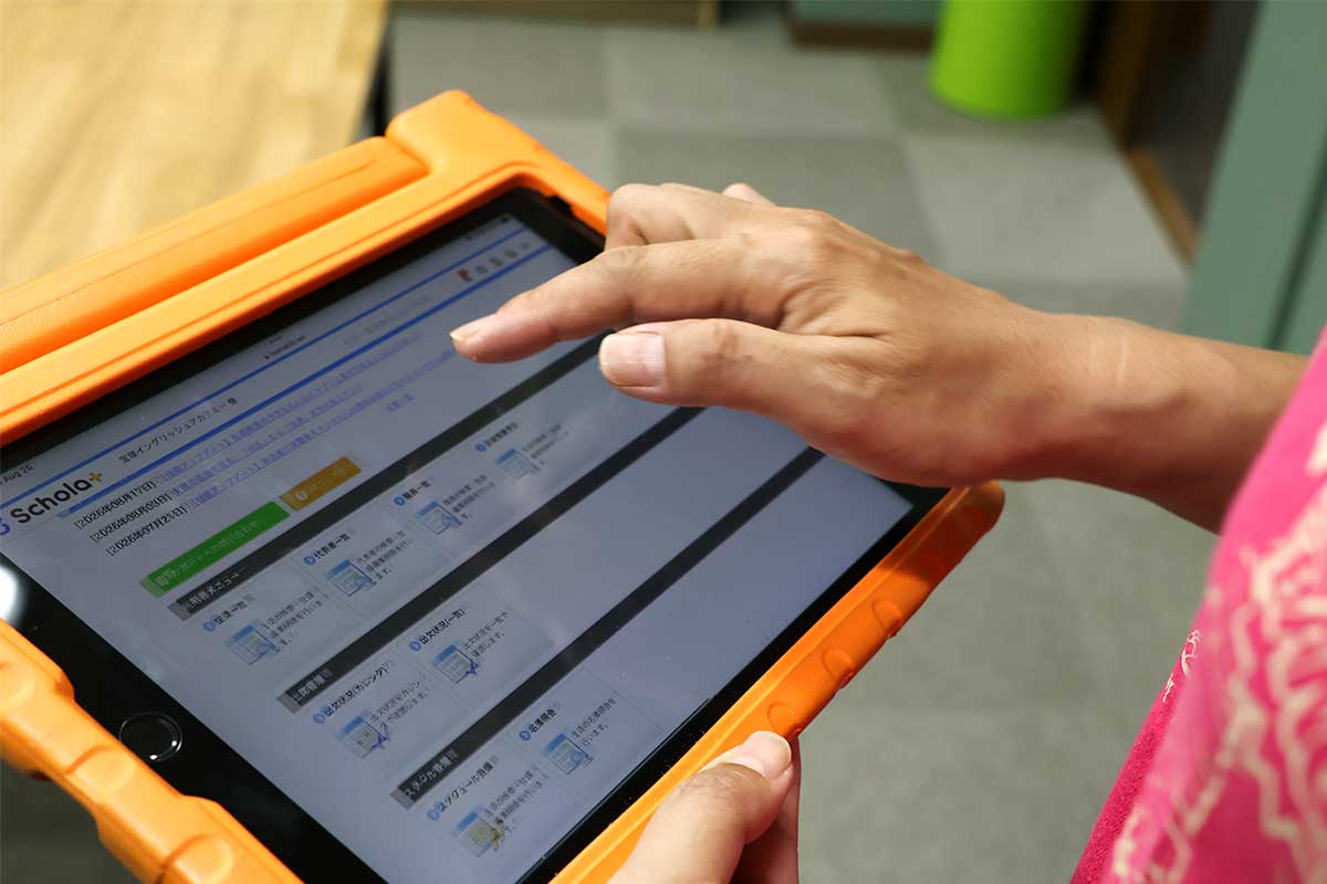 4つの教室にタブレットを完備。レッスン開始時にスコラプラスで名簿を確認して出欠確認を行います。
